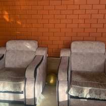 Мебель: расскладной диван, два кресло и два пуфика, в Москве