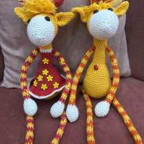 Вязаные игрушки- два жирафа, девочка и мальчик, в Батайске