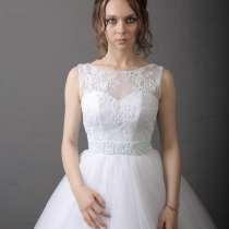 Пышное свадебное платье, р. 40-42, белое с мятным оттенком, в Казани