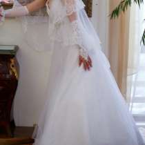 свадебное платье + подарок, в Рыбинске