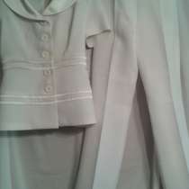 Комплект пиджак и брюки белого цвета размер 44, в Севастополе