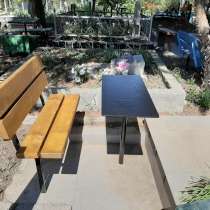 Стол и скамейка на кладбище, в Севастополе