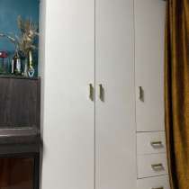 Шкаф «Лофт» белый 3-дверный с ящиками, в Санкт-Петербурге