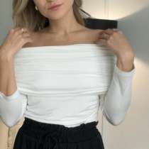 Белый топик с открытыми плечамм, в Москве