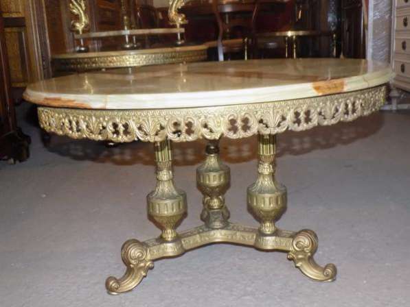 Старинный столик с мраморной столешницей