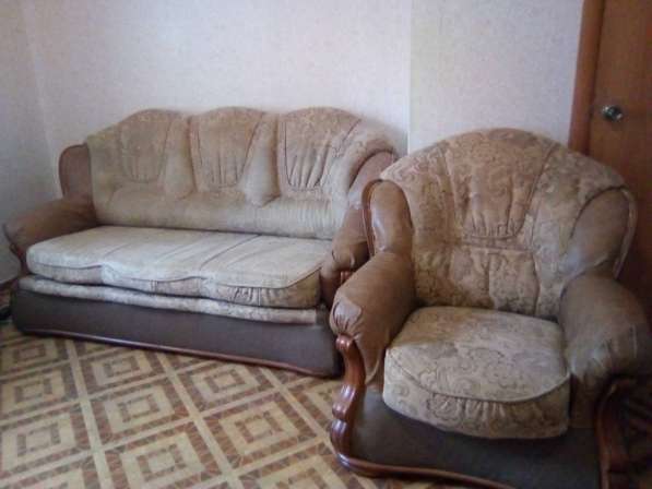 Выкатной диван+ кресло. Кухонный стол. Продам в Волгограде