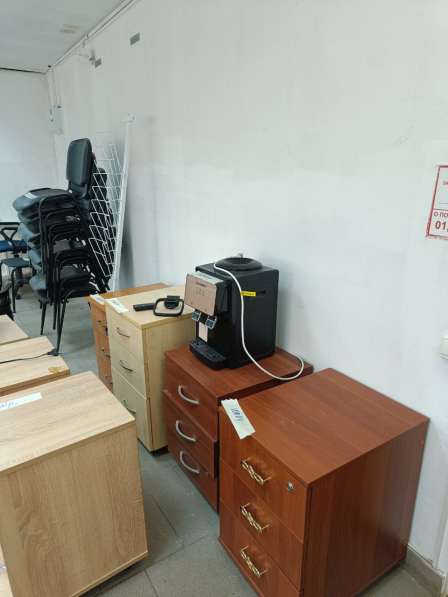 Столы, кресла, тумбочки, компьютеры