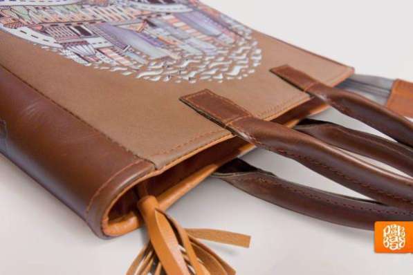 Яркая и стильная женская кожаная сумка ручной работы с авторским принтом «Город темный» в Тюмени