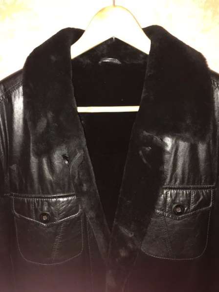 Продам мужскую новую теплую куртку из натур. кожи р-р 48 в Омске