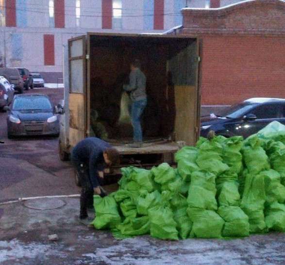 Вывоз старой мебели сдельно мусора Вывоз веток с дачи в Омске фото 3