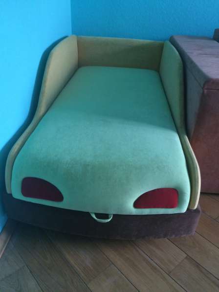 Детская кровать в виде машины в фото 3