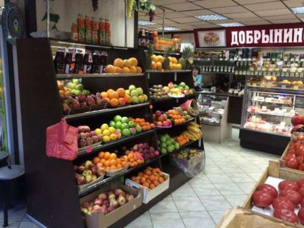 Отдел овощей и фруктов в крупном продовольственном магазине в Москве