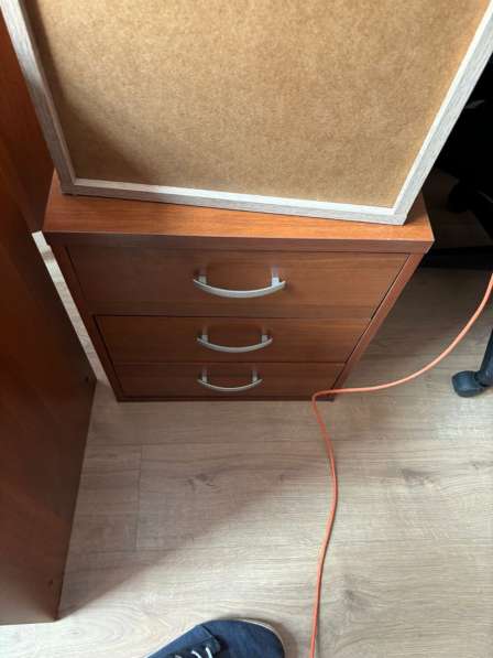 Офисная мебель бу (столы, тумбы, шкаф) в Москве фото 7