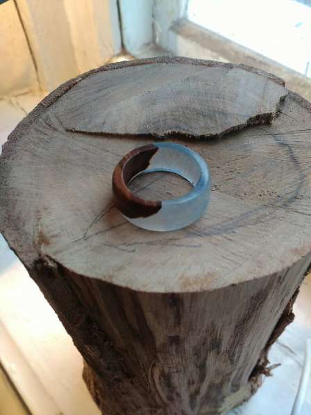 Кольца из дерева и ювелирной смолы в фото 4