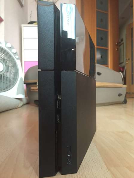 PlayStation 4 (500 GB) + 4 игры в Москве фото 3