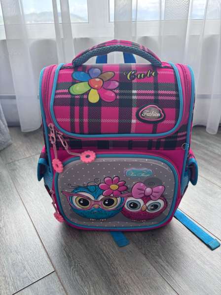 Продам портфель для девочки есть потертости на фото видно