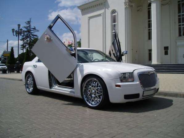 Прокат аренда автомобиля Крайслер 300 C на свадьбу с водителем в Краснодаре в Краснодаре