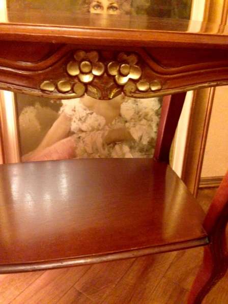 Антикварный столик Италия. Гнутые ножки. Роспись золотом в фото 4