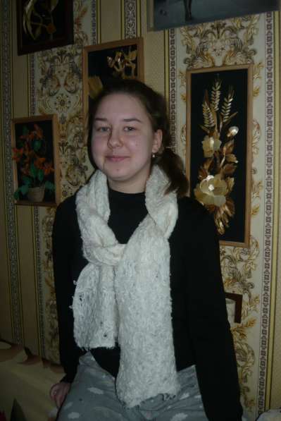 Белый шерстяной ажурный шарф в фото 3
