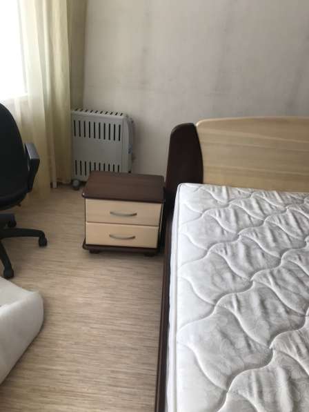 Продам двухспальную кровать с матрасом и тумбочками в Красноярске фото 4