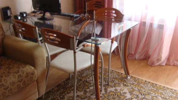 Продам стол со стеклянной столешницей и стулья