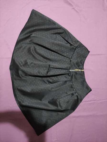 Продается черная юбка с принтом в горошек