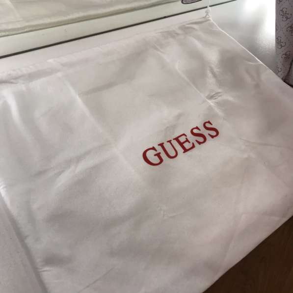 Белая сумка Guess в Хабаровске