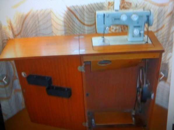 Швейная машина Подольск-142 стол-тумба полированная