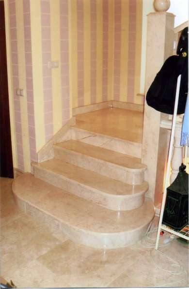 Лестницы из натурального камня мрамора и гранита в Красногорске фото 4