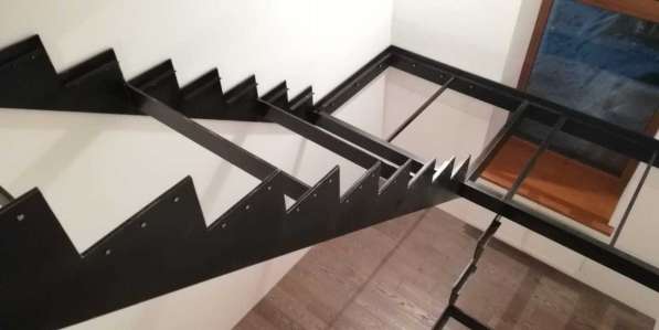 Каркас лестницы из листового металла в 