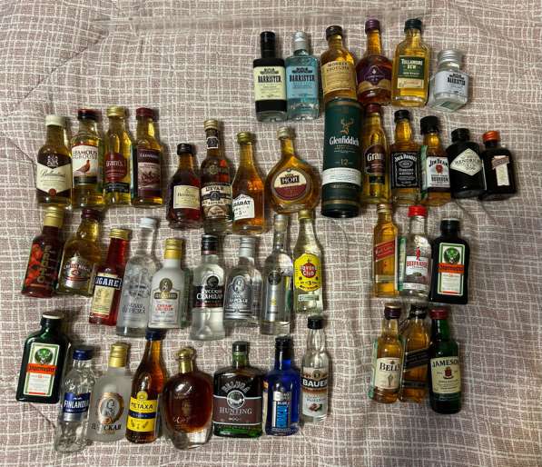 Продам коллекцию мини бутылок