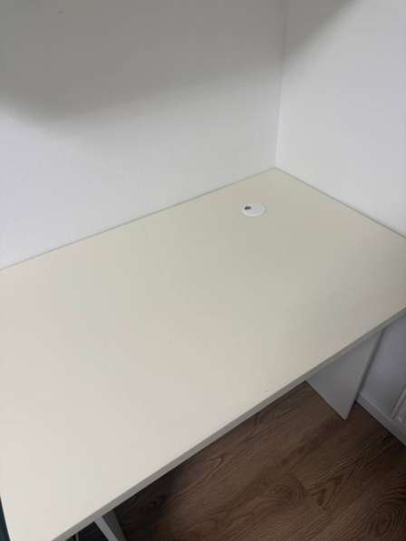 Мебель, стол письменный и навесной шкаф в Москве