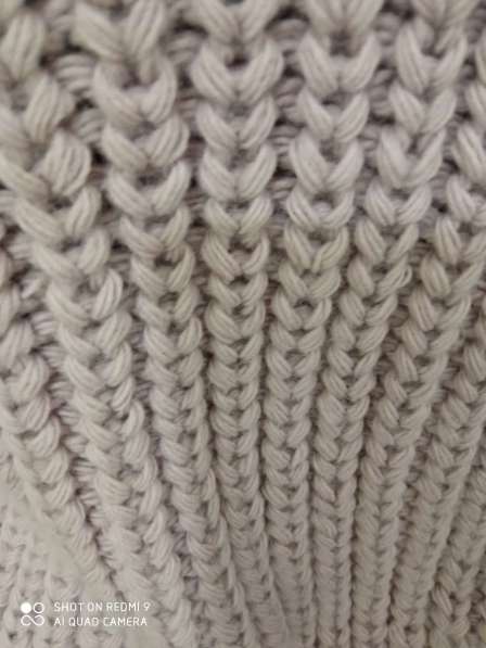 Стильный свитер с ажурными рукавами в фото 4