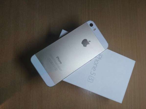 Продам iPhone 5s 16 ГБ золотой в Красноярске