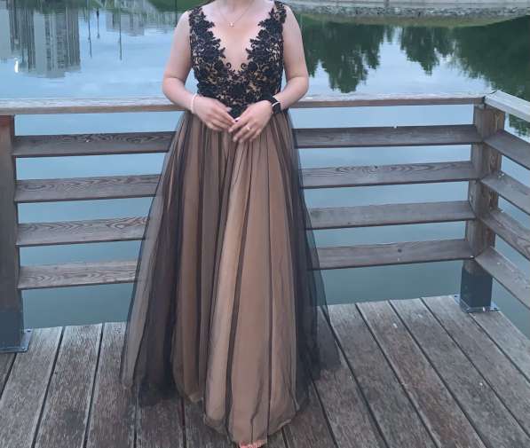 Продаю платье в Москве