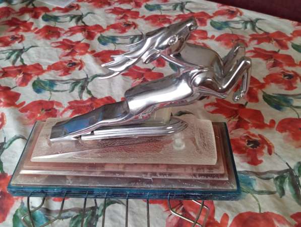 Олень на постаменте