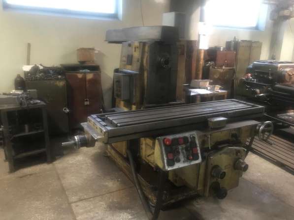 Горизонтально-фрезерный станок 6Р83