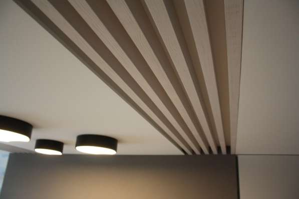 Реечные композиции в интерьере современного стиля в фото 6