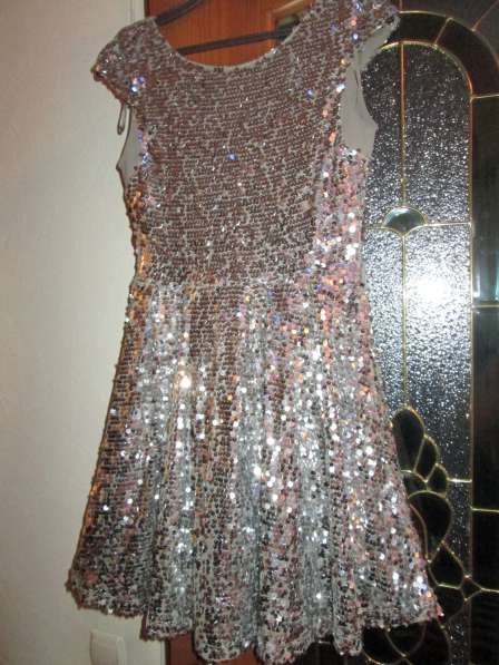 Платье нарядное серебристое. паетки блестящие 40 размера в фото 3
