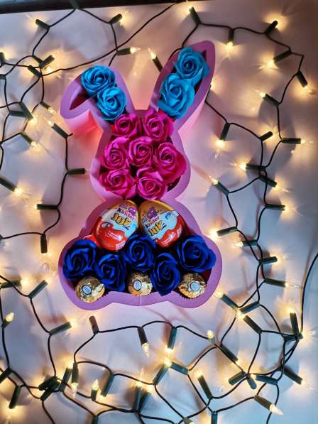 Пенобоксы с мыльными розами и конфетами в фото 7