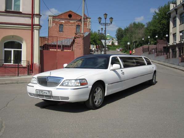 Прокат лимузина Lincoln Town Car Executive (белый) в Томске фото 9