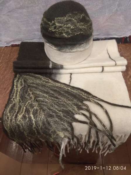 Зелено-бежевый валяный шерстяной шарф