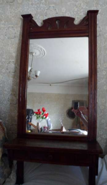 Напольное деревянное зеркало с консолью
