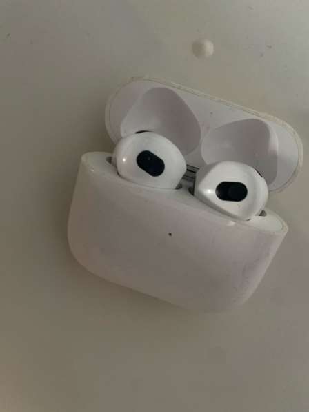 Наушники AirPods в фото 4