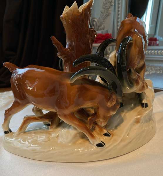 Фарфоровая статуэтка ГДР «Битва горных козлов» в фото 3