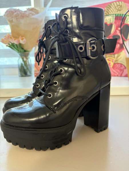 Ботинки на большом каблуке
