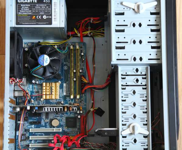 Старенький, но полностью рабочий системный блок в Красноярске