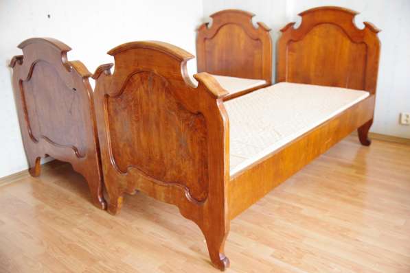 Две антикварные кровати из массива ореха и красного дерева