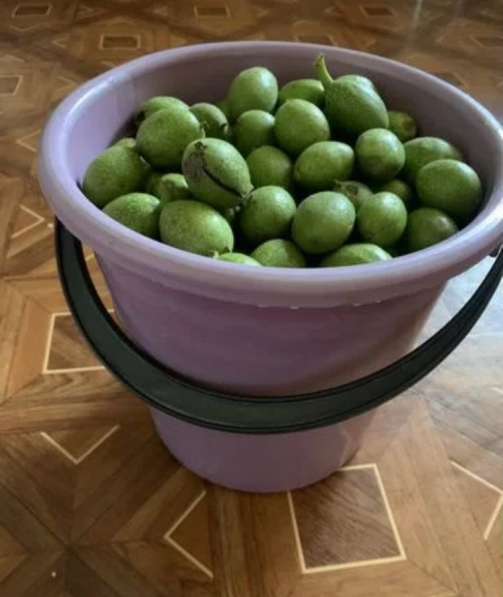 Зеленый грецкий орех ведерко