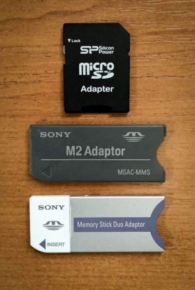 Карты памяти Micro SDHC, SD-адаптер и адаптеры Sony в фото 3